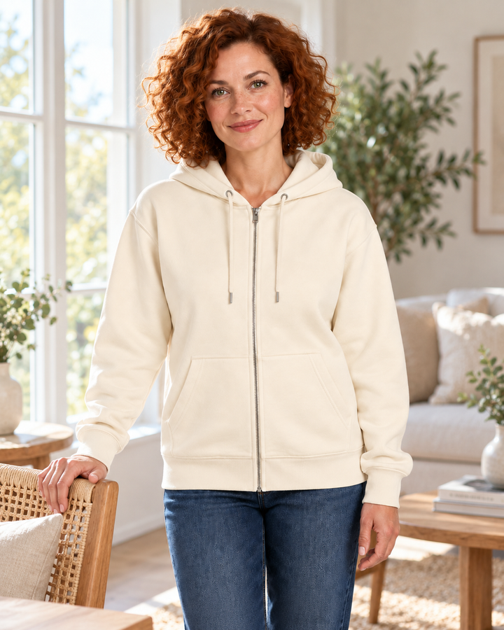 Sitztgut Damen-Sweatjacke aus Baumwolle mit Kapuze – Natur – Lifestyle 2 mit weiblichem Model