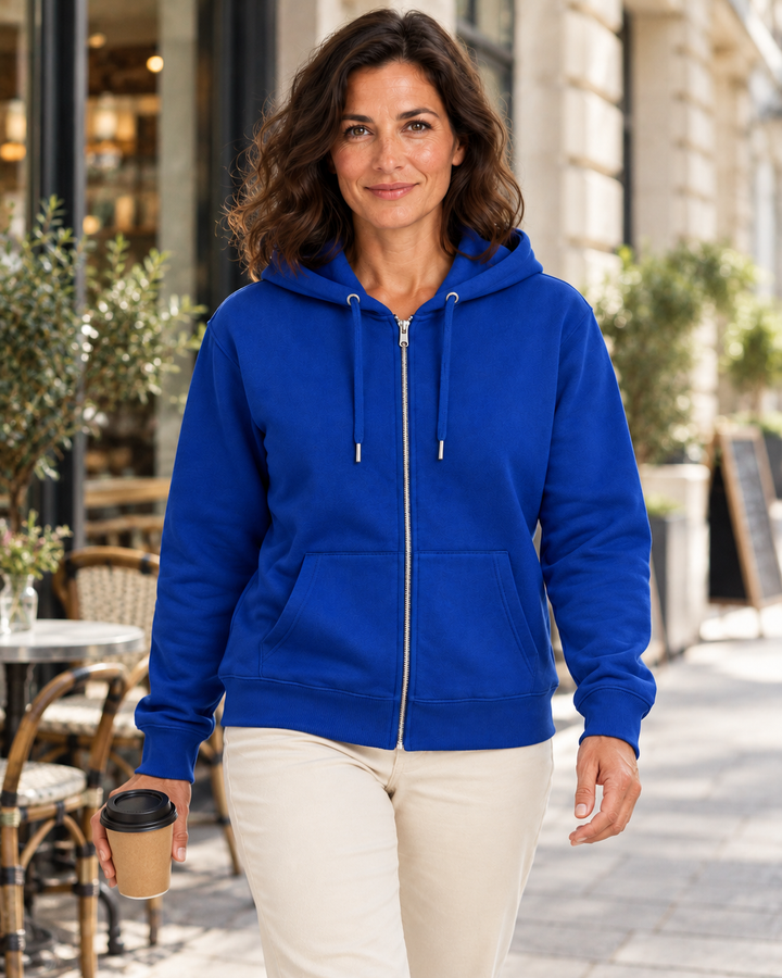 Sitztgut Damen-Sweatjacke aus Baumwolle mit Kapuze – Königsblau – Lifestyle 1 mit weiblichem Model