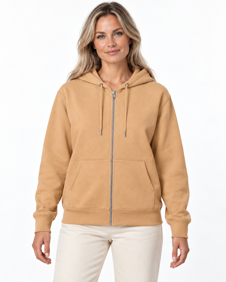 Sitztgut Damen-Sweatjacke aus Baumwolle mit Kapuze – Latte – Vorderansicht mit weiblichem Model