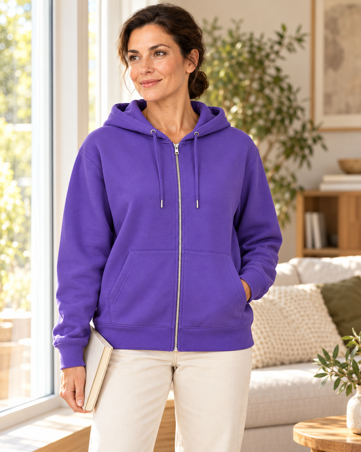 Sitztgut Damen-Sweatjacke aus Baumwolle mit Kapuze – Lila – Lifestyle 2 mit weiblichem Model