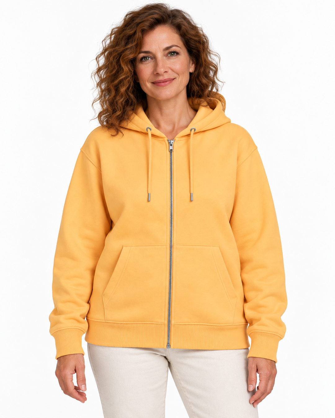Sitztgut Damen-Sweatjacke aus Baumwolle mit Kapuze – Milder Pfirsich – Vorderansicht mit weiblichem Model