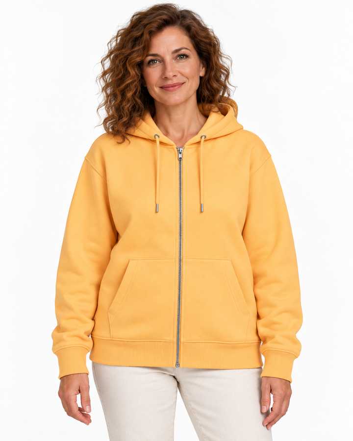 Sitztgut Damen-Sweatjacke aus Baumwolle mit Kapuze – Milder Pfirsich – Vorderansicht mit weiblichem Model