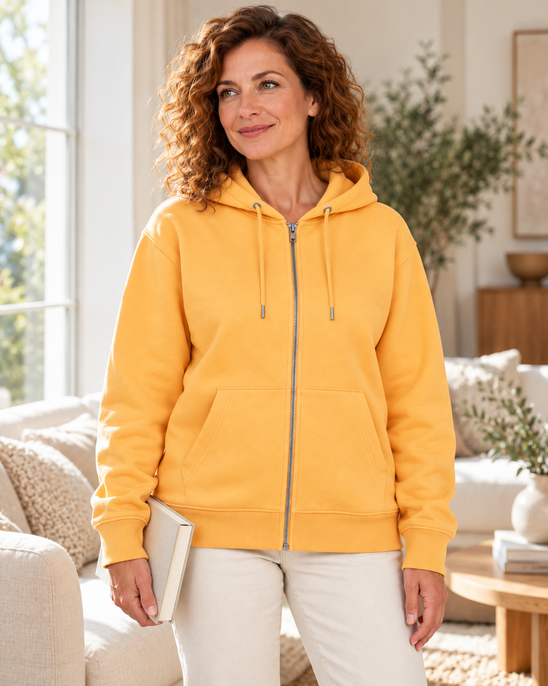 Sitztgut Damen-Sweatjacke aus Baumwolle mit Kapuze – Milder Pfirsich – Lifestyle 2 mit weiblichem Model