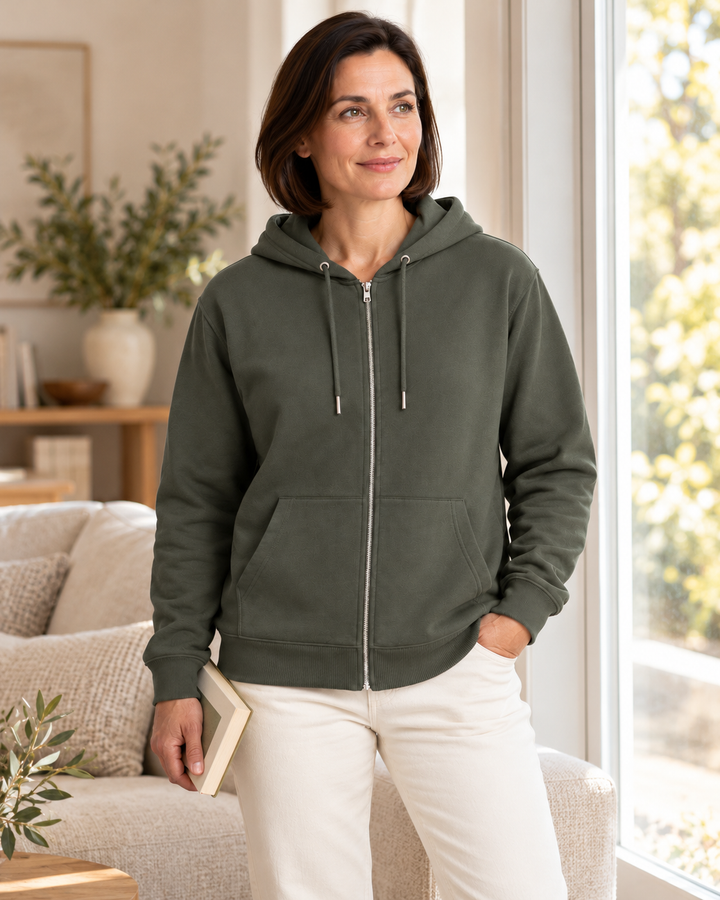 Sitztgut Damen-Sweatjacke aus Baumwolle mit Kapuze – Khaki – Lifestyle 2 mit weiblichem Model