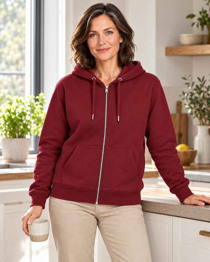 Sitztgut Damen-Sweatjacke aus Baumwolle mit Kapuze – Burgundy – Lifestyle 2 mit weiblichem Model