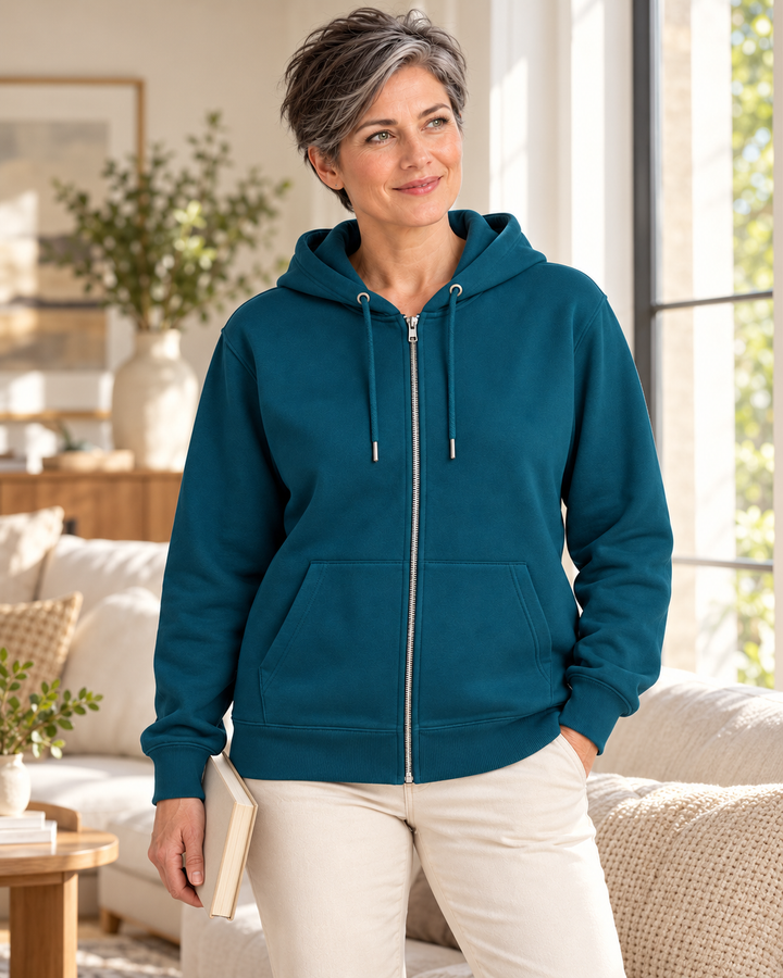 Sitztgut Damen-Sweatjacke aus Baumwolle mit Kapuze – Petrol – Lifestyle 2 mit weiblichem Model