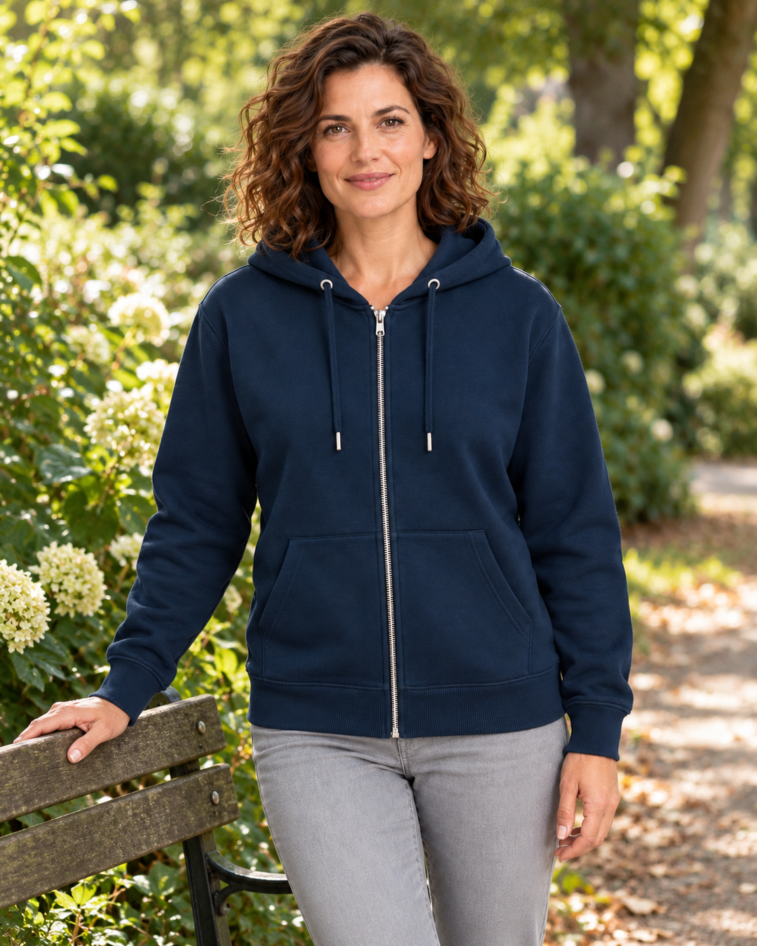 Sitztgut Damen-Sweatjacke aus Baumwolle mit Kapuze – Marineblau – Lifestyle 2 mit weiblichem Model
