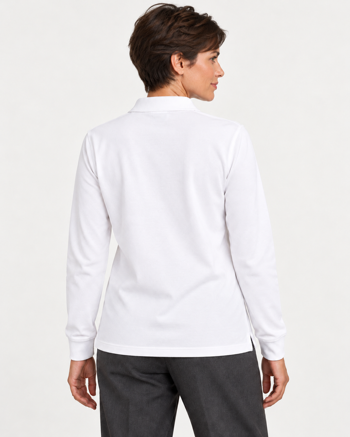 Sitztgut Damen-Langarm-Poloshirt aus Baumwolle – Weiß – Rückenansicht mit weiblichem Model