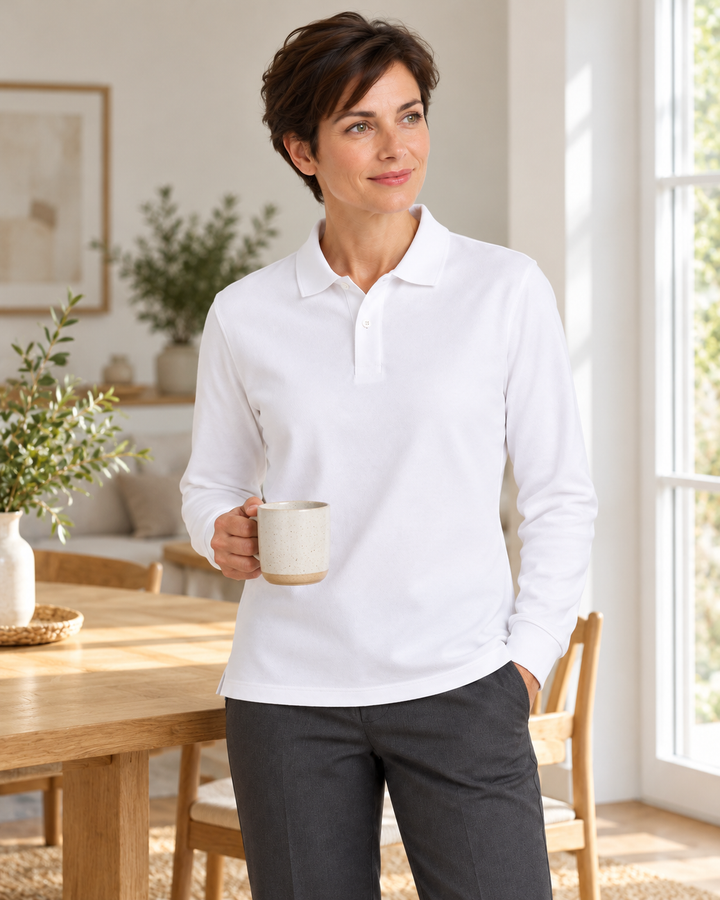 Sitztgut Damen-Langarm-Poloshirt aus Baumwolle – Weiß – Lifestyle 2 mit weiblichem Model