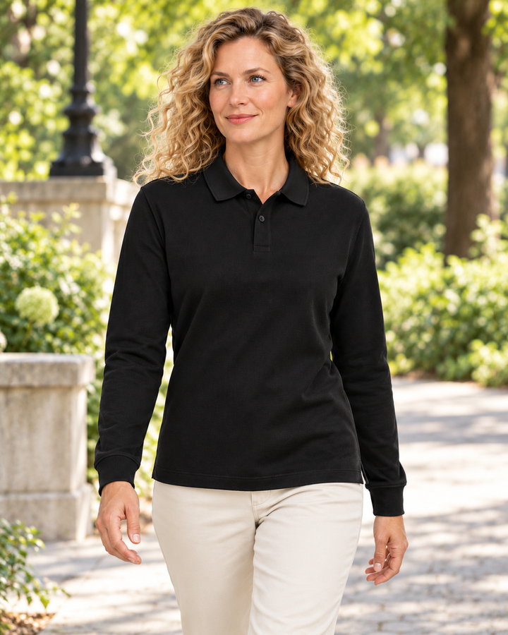 Sitztgut Damen-Langarm-Poloshirt aus Baumwolle – Schwarz – Lifestyle 2 mit weiblichem Model