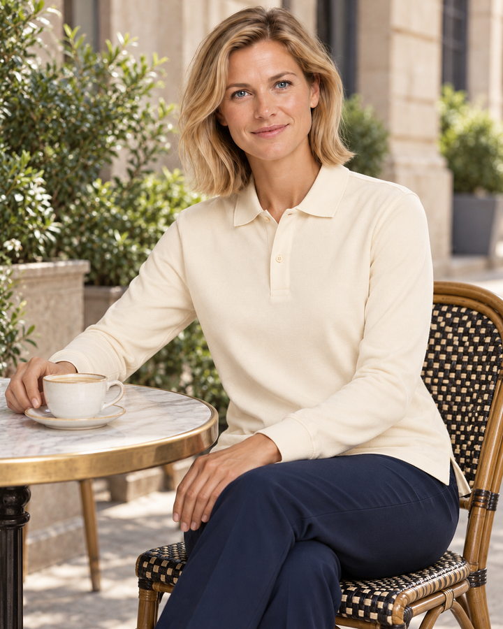 Sitztgut Damen-Langarm-Poloshirt aus Baumwolle – Natur – Lifestyle 1 mit weiblichem Model
