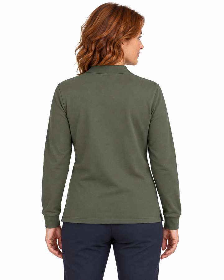 Sitztgut Damen-Langarm-Poloshirt aus Baumwolle – Khaki – Rückenansicht mit weiblichem Model