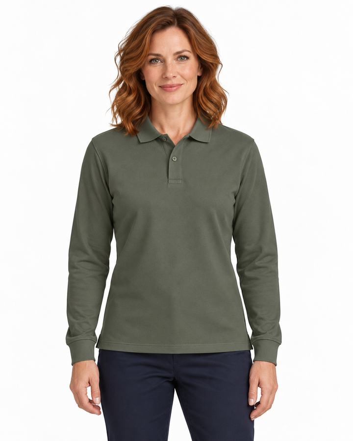 Sitztgut Damen-Langarm-Poloshirt aus Baumwolle – Khaki – Vorderansicht mit weiblichem Model