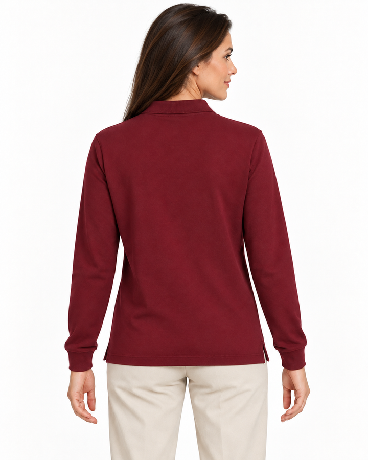 Sitztgut Damen-Langarm-Poloshirt aus Baumwolle – Bordeaux – Rückenansicht mit weiblichem Model