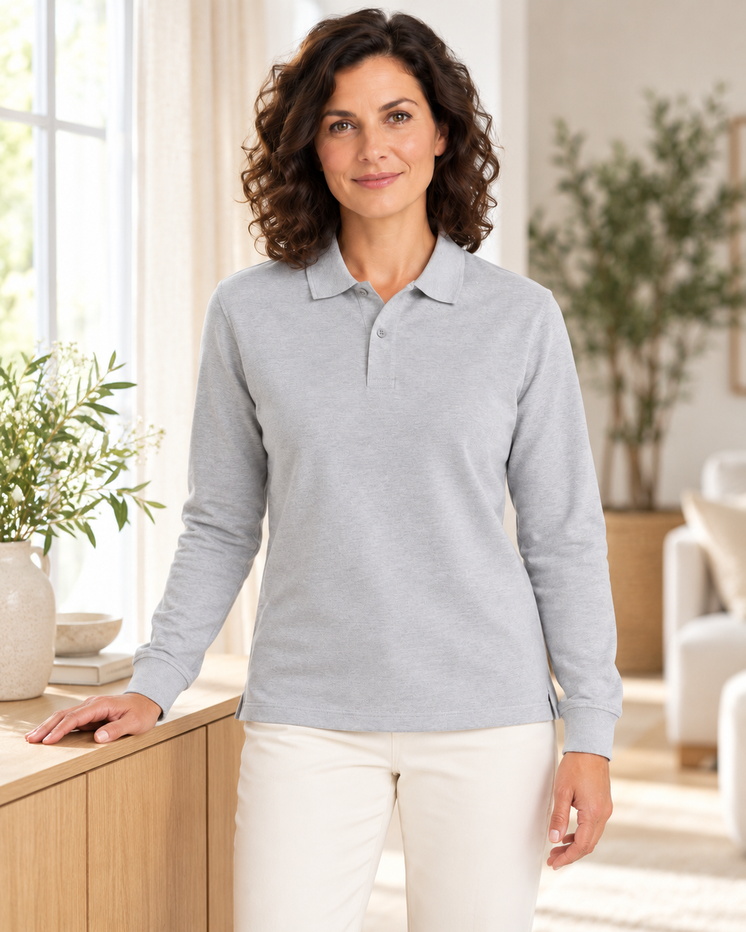 Sitztgut Damen-Langarm-Poloshirt aus Baumwolle – Grau meliert – Lifestyle 2 mit weiblichem Model
