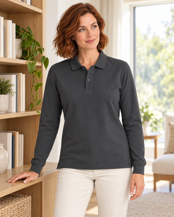 Sitztgut Damen-Langarm-Poloshirt aus Baumwolle – Anthrazit – Lifestyle 2 mit weiblichem Model