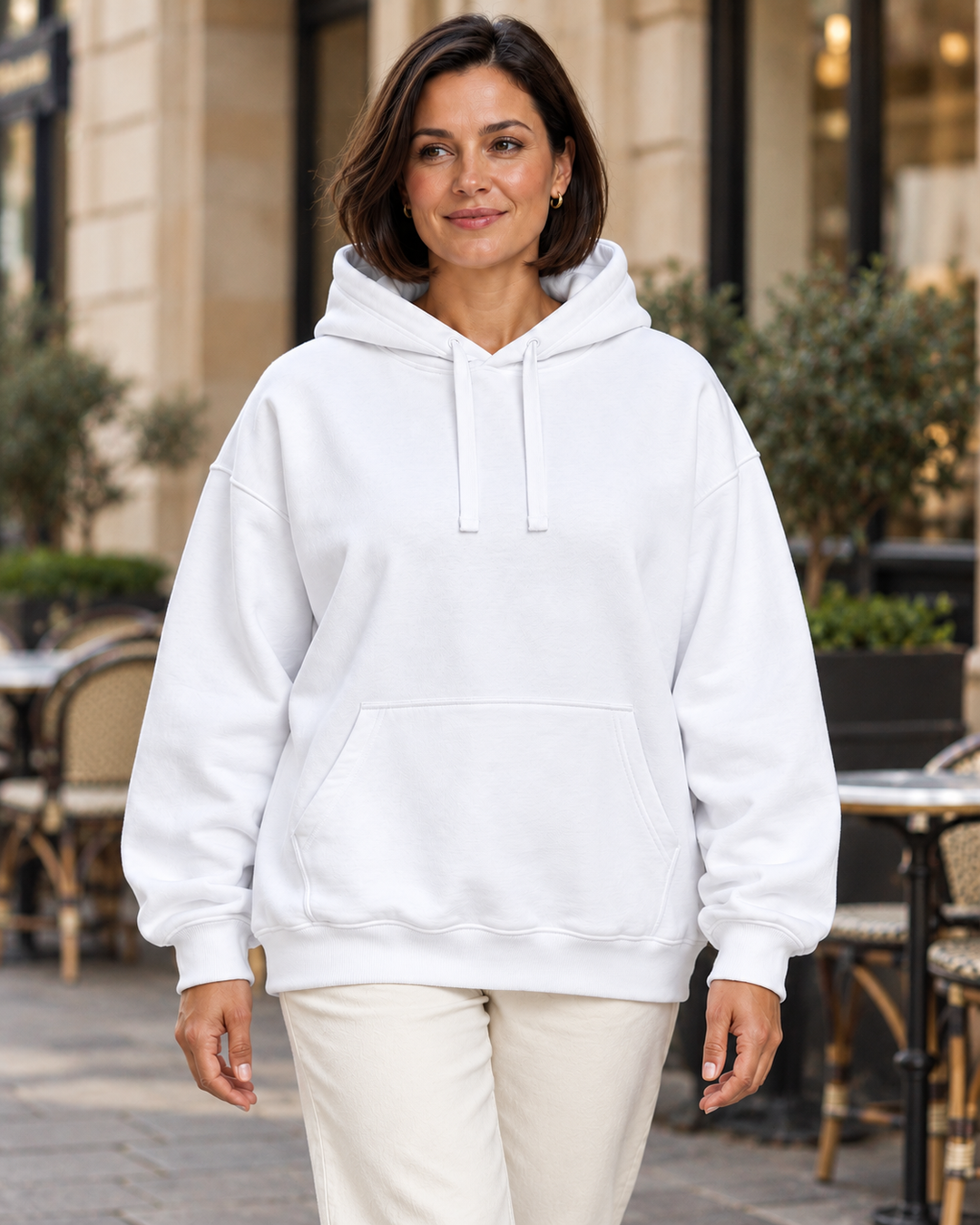Sitztgut Damen-Hoodie aus Baumwolle, Oversized Fit – Weiß – Lifestyle 1 mit weiblichem Model