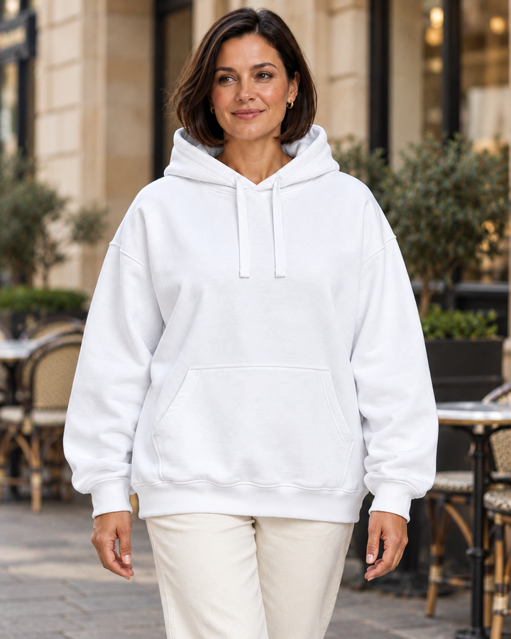 Sitztgut Damen-Hoodie aus Baumwolle, Oversized Fit – Weiß – Lifestyle 1 mit weiblichem Model