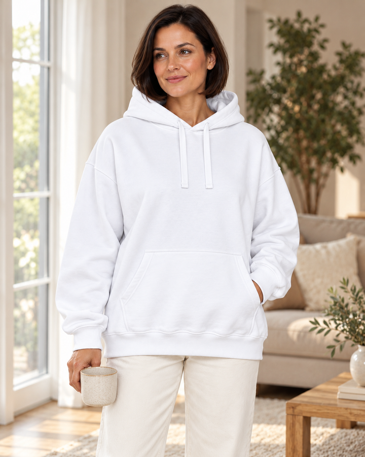 Sitztgut Damen-Hoodie aus Baumwolle, Oversized Fit – Weiß – Lifestyle 2 mit weiblichem Model