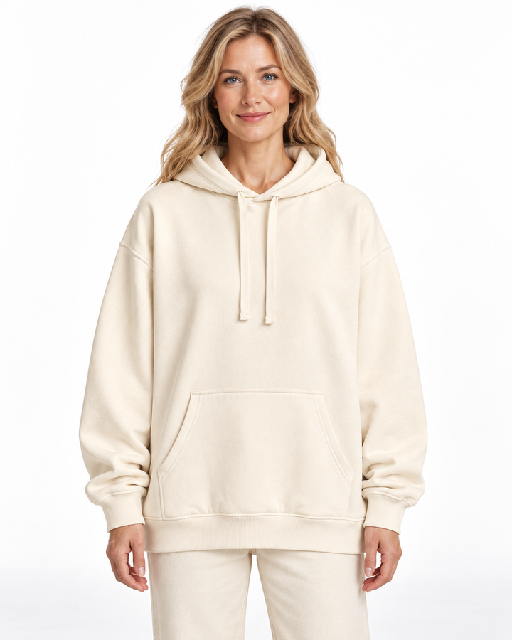 Sitztgut Damen-Hoodie aus Baumwolle, Oversized Fit – Natur – Vorderansicht mit weiblichem Model
