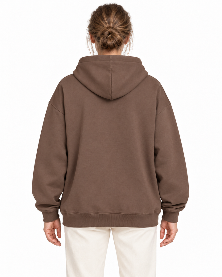 Sitztgut Damen-Hoodie aus Baumwolle, Oversized Fit – Mocha – Rückenansicht mit weiblichem Model