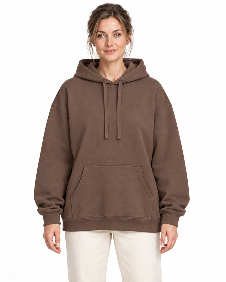 Sitztgut Damen-Hoodie aus Baumwolle, Oversized Fit – Mocha – Vorderansicht mit weiblichem Model