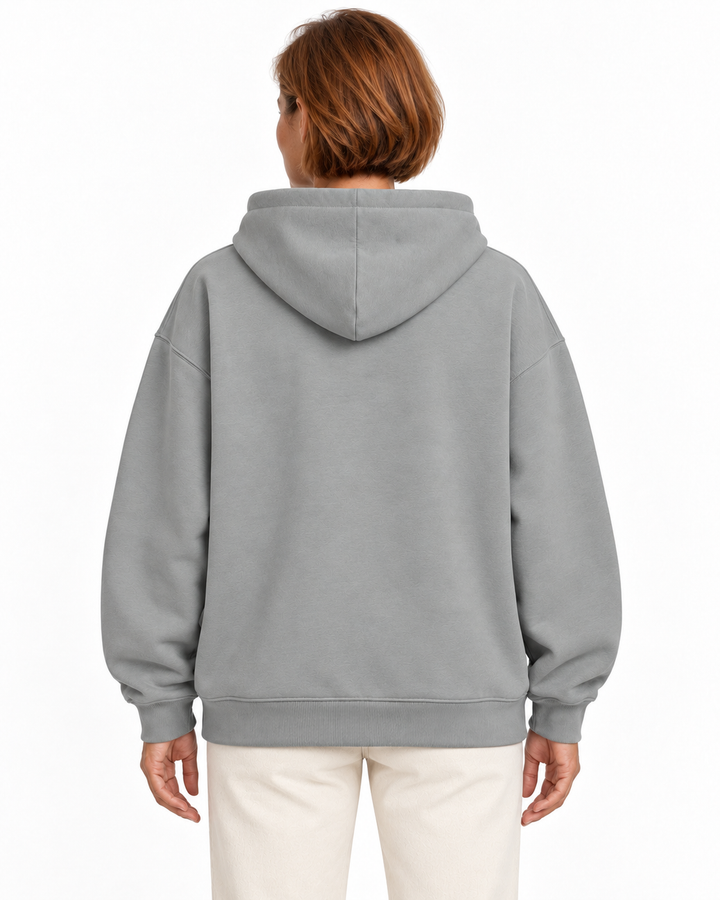 Sitztgut Damen-Hoodie aus Baumwolle, Oversized Fit – Misty Grey – Rückenansicht mit weiblichem Model