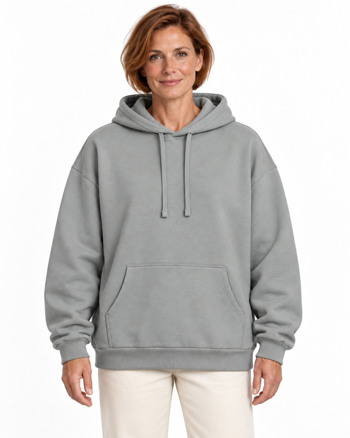 Sitztgut Damen-Hoodie aus Baumwolle, Oversized Fit – Misty Grey – Vorderansicht mit weiblichem Model