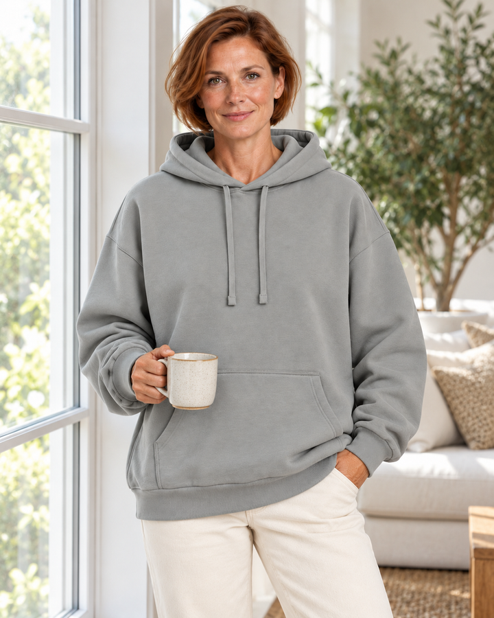 Sitztgut Damen-Hoodie aus Baumwolle, Oversized Fit – Misty Grey – Lifestyle 2 mit weiblichem Model