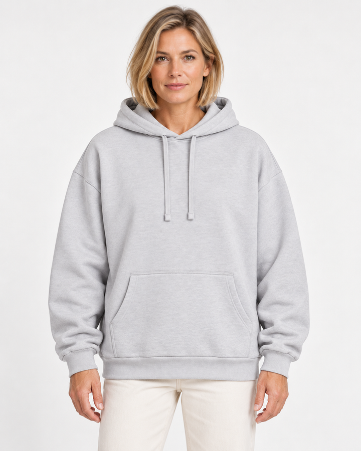 Sitztgut Damen-Hoodie aus Baumwolle, Oversized Fit – Hellgrau meliert (Cool Heather Grey) – Vorderansicht mit weiblichem Model