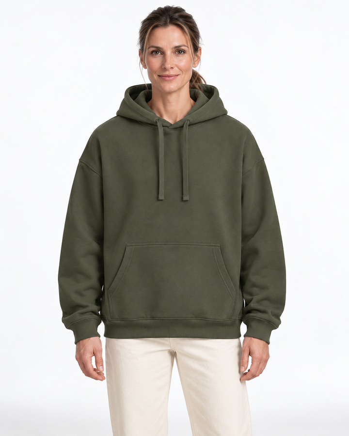 Sitztgut Damen-Hoodie aus Baumwolle, Oversized Fit – Khaki – Vorderansicht mit weiblichem Model