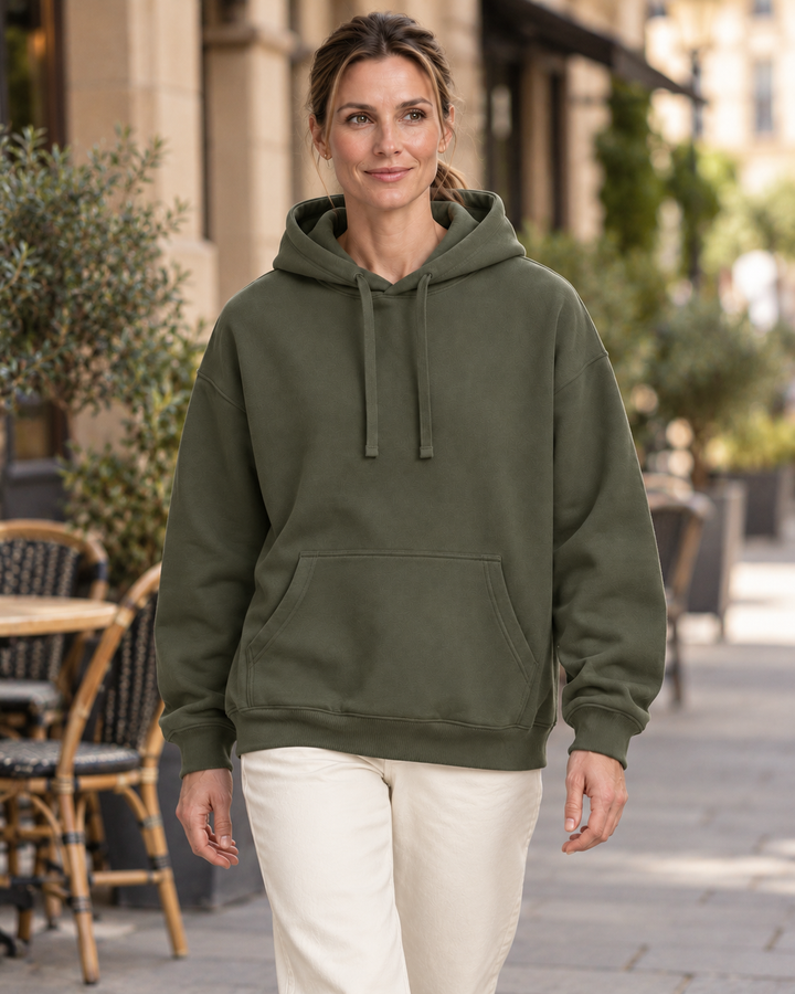 Sitztgut Damen-Hoodie aus Baumwolle, Oversized Fit – Khaki – Lifestyle 1 mit weiblichem Model