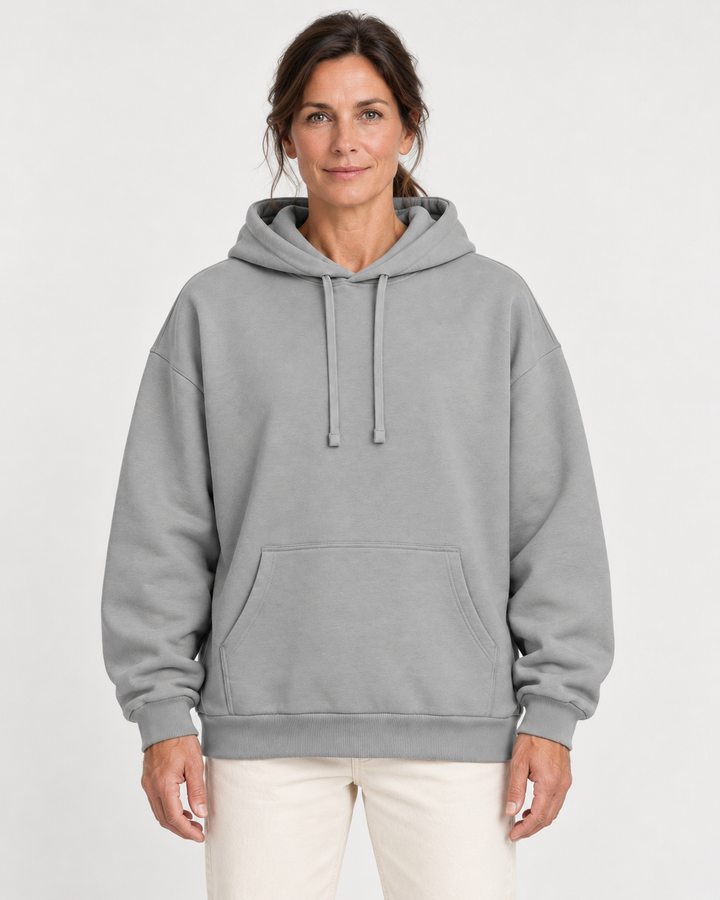 Sitztgut Damen-Hoodie aus Baumwolle, Oversized Fit – Grau meliert (Heather Grey) – Vorderansicht mit weiblichem Model