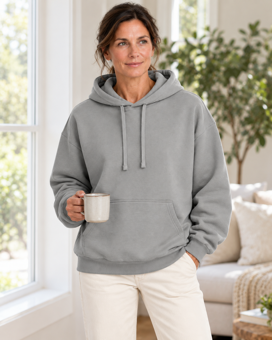 Sitztgut Damen-Hoodie aus Baumwolle, Oversized Fit – Grau meliert (Heather Grey) – Lifestyle 2 mit weiblichem Model