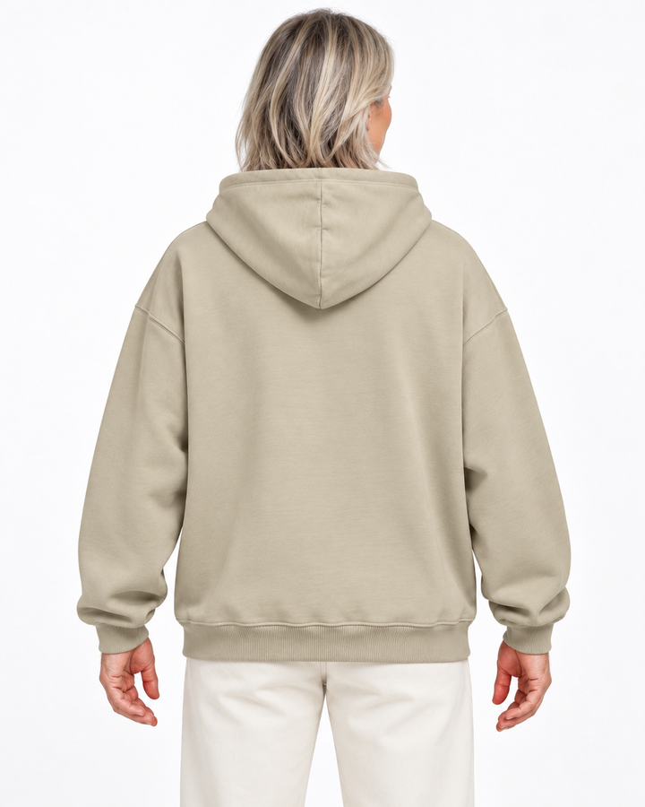 Sitztgut Damen-Hoodie aus Baumwolle, Oversized Fit – Stone – Rückenansicht mit weiblichem Model