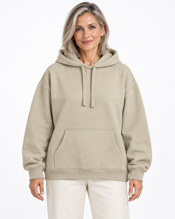 Sitztgut Damen-Hoodie aus Baumwolle, Oversized Fit – Stone – Vorderansicht mit weiblichem Model
