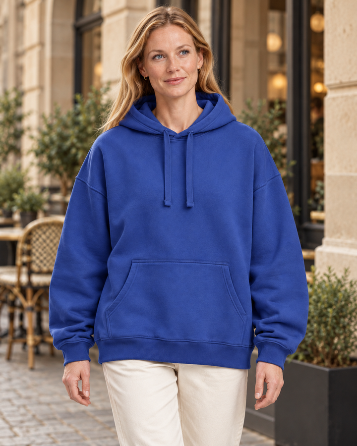 Sitztgut Damen-Hoodie aus Baumwolle, Oversized Fit – Dusk – Lifestyle 1 mit weiblichem Model