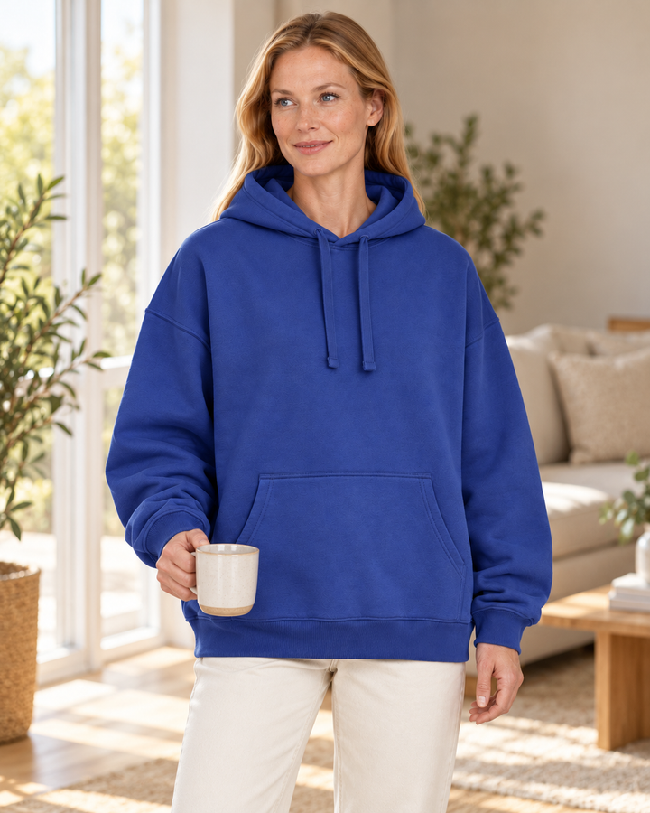 Sitztgut Damen-Hoodie aus Baumwolle, Oversized Fit – Dusk – Lifestyle 2 mit weiblichem Model