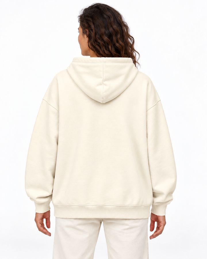 Sitztgut Damen-Hoodie aus Baumwolle, Oversized Fit – Cream – Rückenansicht mit weiblichem Model