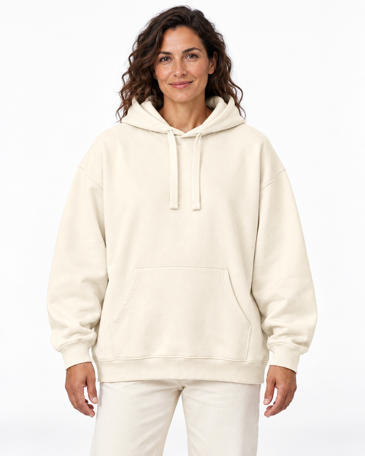 Sitztgut Damen-Hoodie aus Baumwolle, Oversized Fit – Cream – Vorderansicht mit weiblichem Model