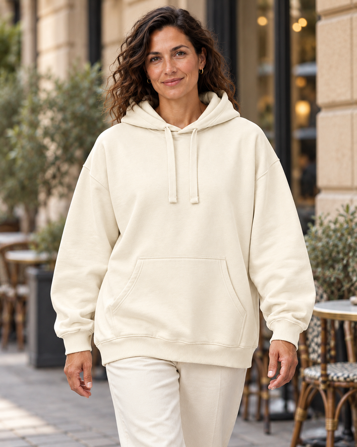 Sitztgut Damen-Hoodie aus Baumwolle, Oversized Fit – Cream – Lifestyle 1 mit weiblichem Model