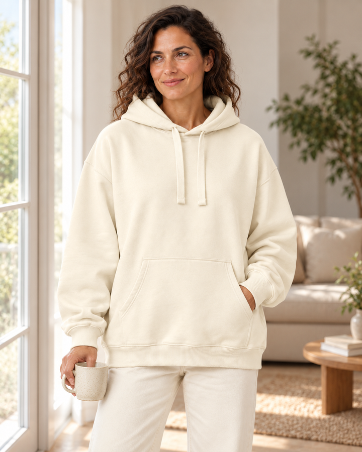 Sitztgut Damen-Hoodie aus Baumwolle, Oversized Fit – Cream – Lifestyle 2 mit weiblichem Model