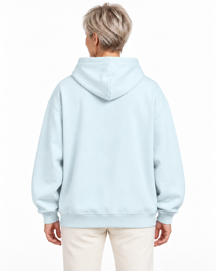 Sitztgut Damen-Hoodie aus Baumwolle, Oversized Fit – Blue Ice – Rückenansicht mit weiblichem Model