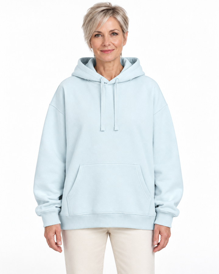 Sitztgut Damen-Hoodie aus Baumwolle, Oversized Fit – Blue Ice – Vorderansicht mit weiblichem Model