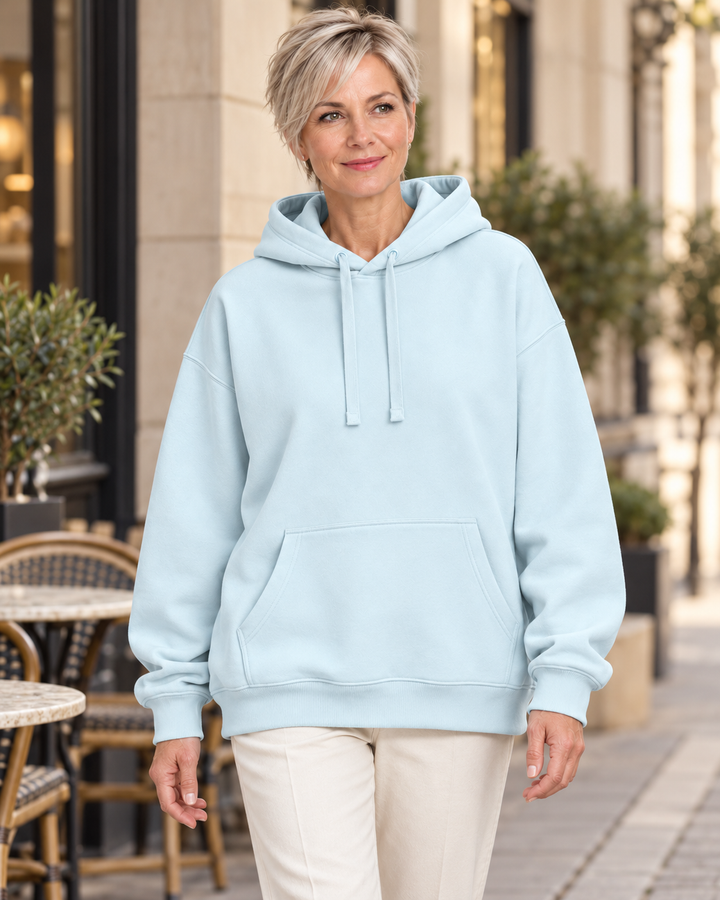 Sitztgut Damen-Hoodie aus Baumwolle, Oversized Fit – Blue Ice – Lifestyle 1 mit weiblichem Model