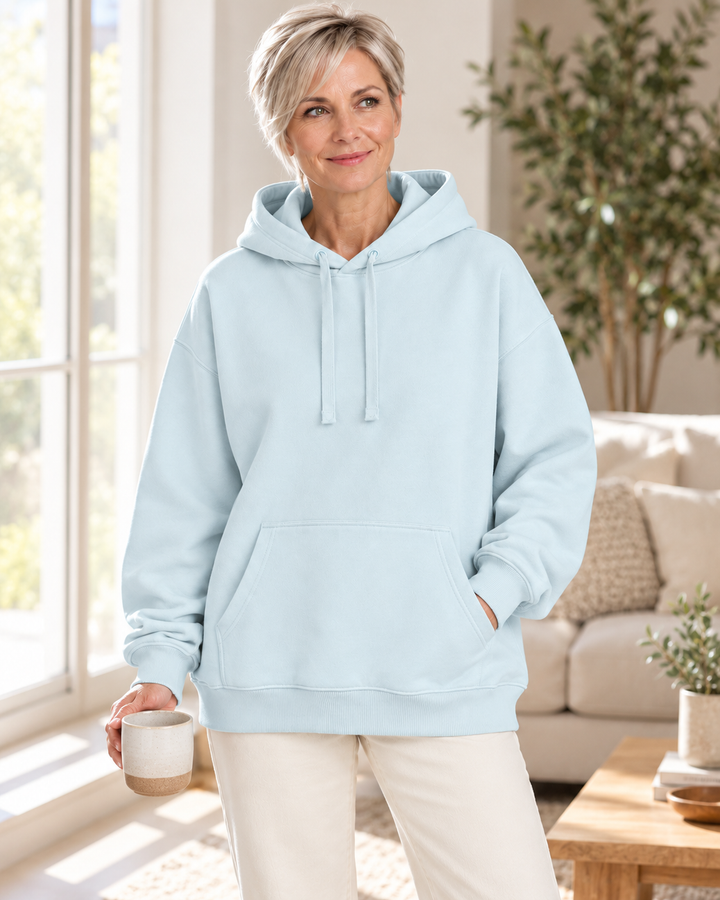 Sitztgut Damen-Hoodie aus Baumwolle, Oversized Fit – Blue Ice – Lifestyle 2 mit weiblichem Model
