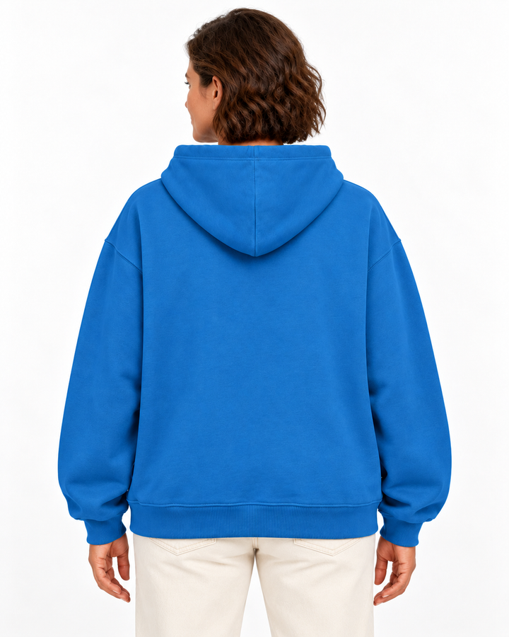 Sitztgut Damen-Hoodie aus Baumwolle, Oversized Fit – Blau (Mindful Blue) – Rückenansicht mit weiblichem Model