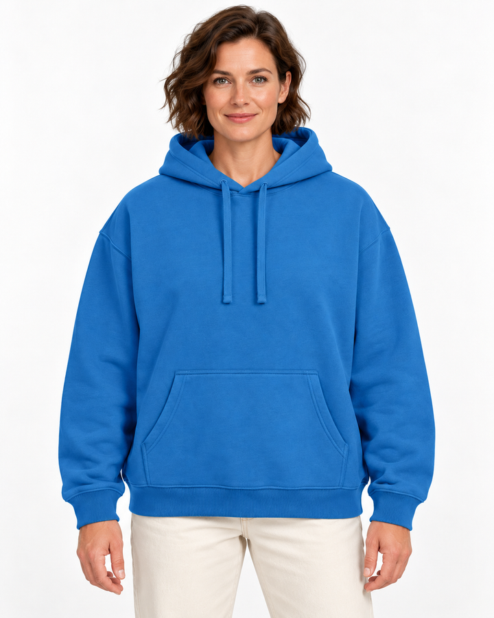 Sitztgut Damen-Hoodie aus Baumwolle, Oversized Fit – Blau (Mindful Blue) – Vorderansicht mit weiblichem Model