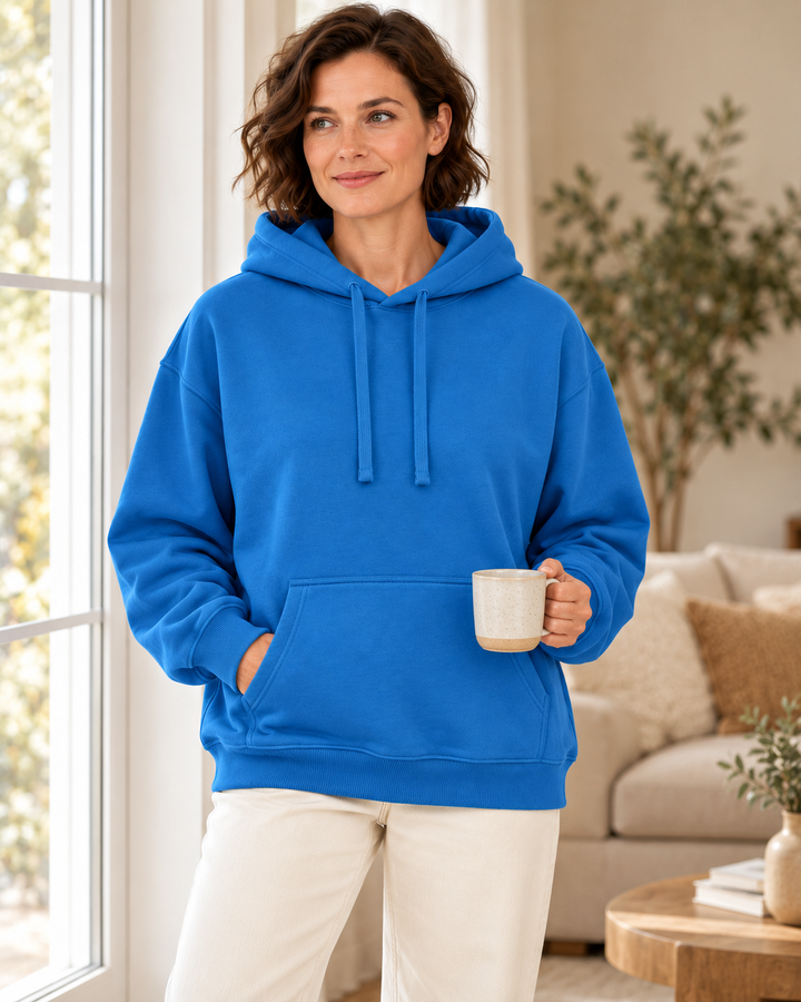 Sitztgut Damen-Hoodie aus Baumwolle, Oversized Fit – Blau (Mindful Blue) – Lifestyle 2 mit weiblichem Model