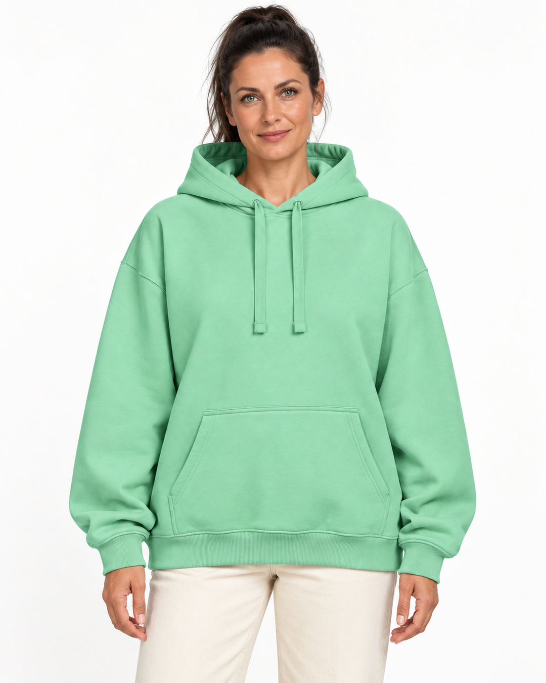 Sitztgut Damen-Hoodie aus Baumwolle, Oversized Fit – Misty Jade – Vorderansicht mit weiblichem Model
